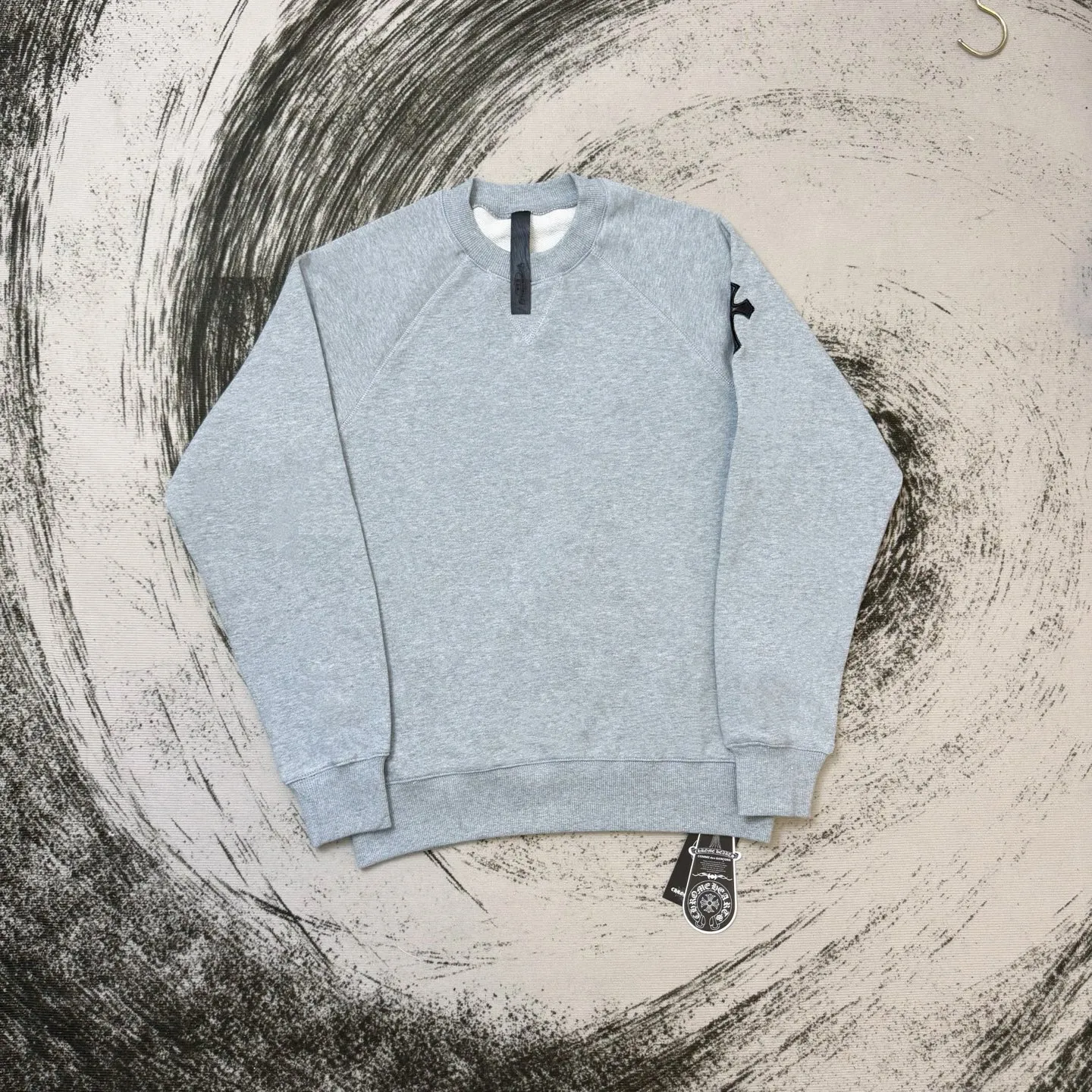 P220 Crowley logo embroidered round neck sweatshirt. Same style as ChromeHearts counters. Made of 400g double-ply double-yarn pure cotton fabric. 32-count double yarn. Very textured on the handle. Three-dimensional and atmospheric. Versatile and easy to wear in autumn. Simple and elegant. Adopts os version. The upper body effect is great. Suitable for all body types. Soft and comfortable. Offset CH letters on the front and horseshoe embroidery on the right. Small mark on the hem. Resistant to machine washing. Does not fade or deform. Complete accessories, original mold opening, perfect restoration of zp 2:1, same style for men and women, versatile and not picky, size s m l xl color gray